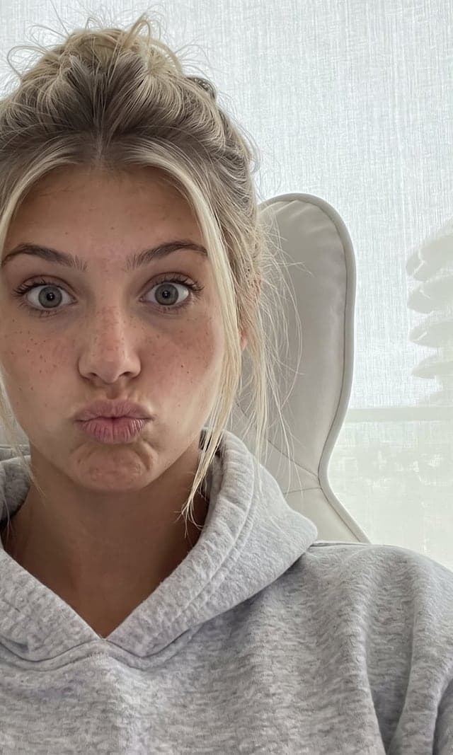 Influenceuse blonde posant dans une voiture